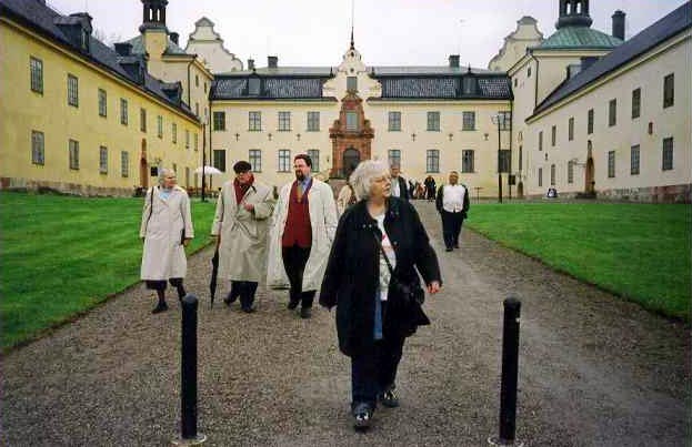 Några av föreningens medlemmar framför Tyresö slott