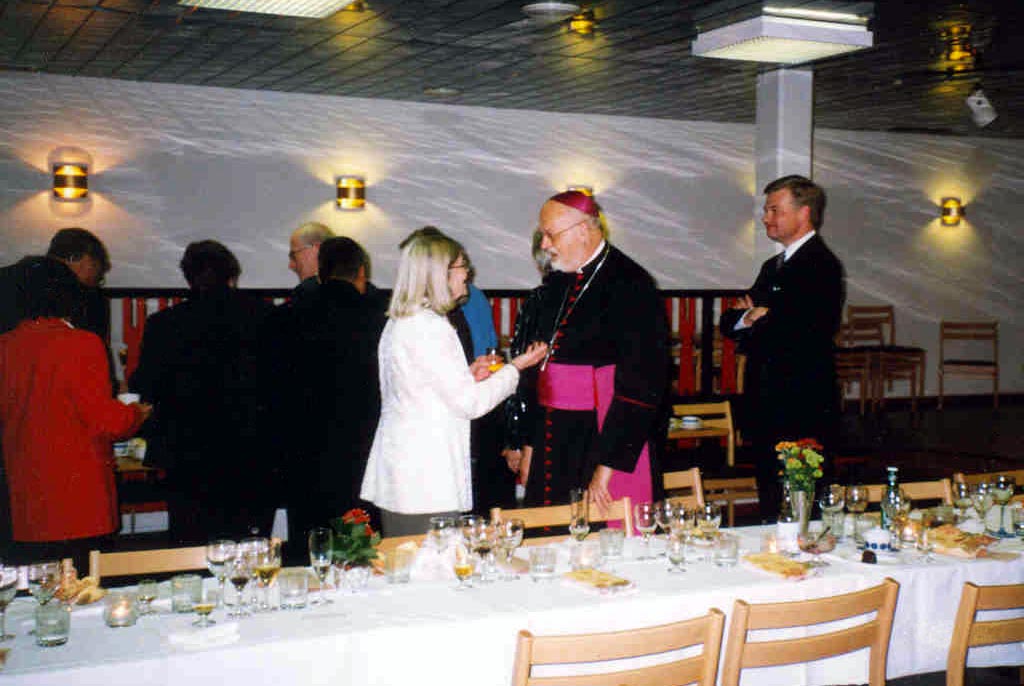 Biskop Anders Arborelius i samspråk med en av föreningens medlemmar.